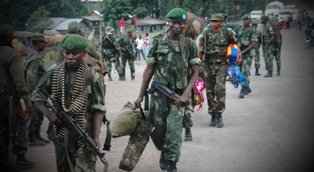 Les Forces armées nationales (FARDC) renforcent leurs positions autour de Goma après un deuxième jour (21 mai 2013) de combats entre eux et des éléments du M23 dans la localité de Mutaho à une dizaine de kilomètres de Goma. © MONUSCO/Clara Padovan